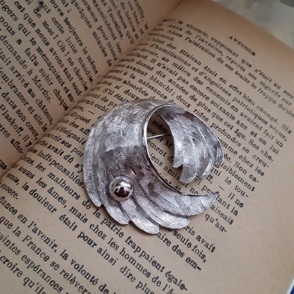 Vintage silver tone swirly design pin brooch. Gift - Picture 5 of 10